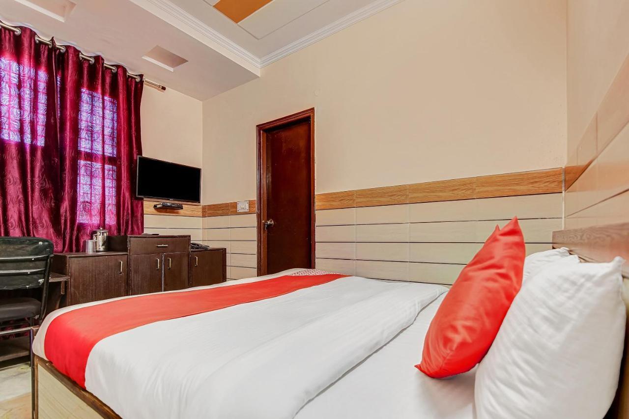 Oyo Park View Guest House Near Edm Mall Нью-Дели Экстерьер фото